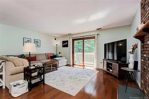 5th image of 1104 Summer Hill Dr