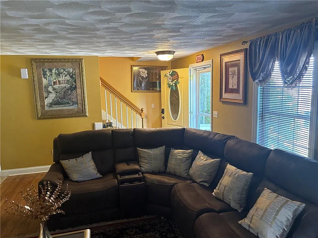 4 bed, 2.5 bath, 1952 sqft, $3,600 — Photo 2