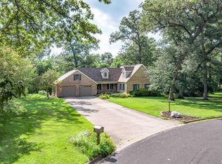 9 Oak Creek Dr, East Peoria, IL 61611