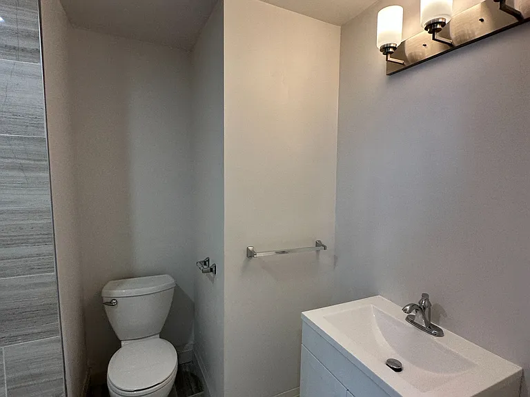565 Yonge St #4 — Photo 23