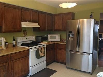 4th image of 190 Rowayton Woods Dr