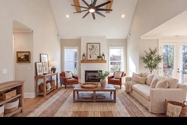 5 bed, 5.5 bath, 5190 sqft, $6,200 — Photo 2