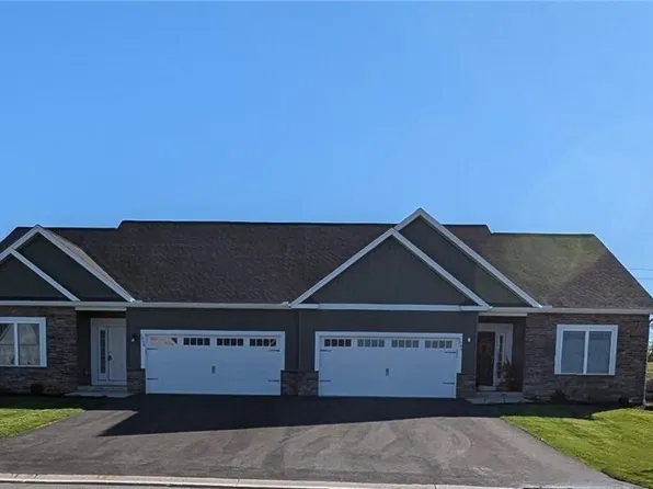 5850 Monarch Dr, Farmington, NY 14425