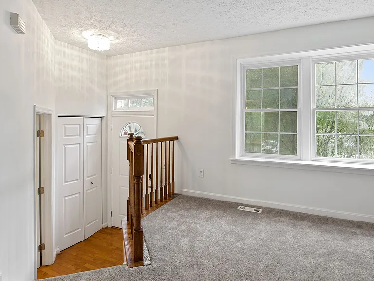 302 Ridgecrest Ct — Photo 2