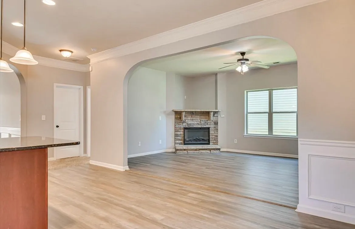 5 bed, 2696 sqft, $2,650 — Photo 4