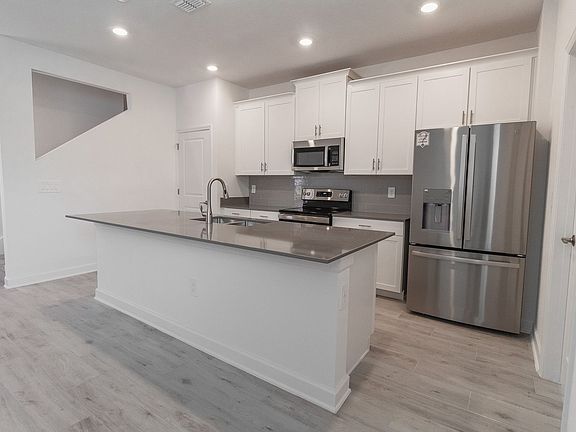 4th image of 3075 Villa Way Cir