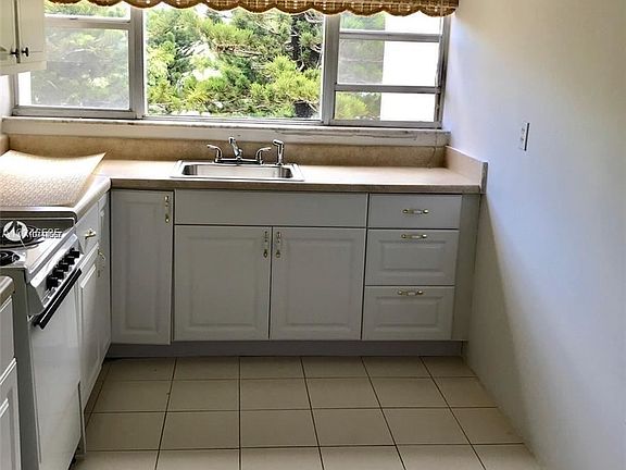 4th image of 952 NE 199th St #3K