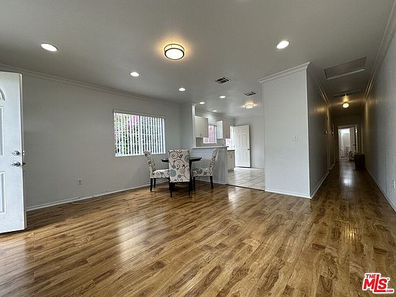 5th image of 556 E Magnolia Blvd