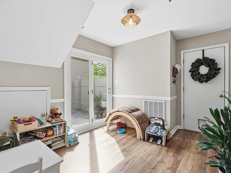 8611 Old Carriage Ct — Photo 23