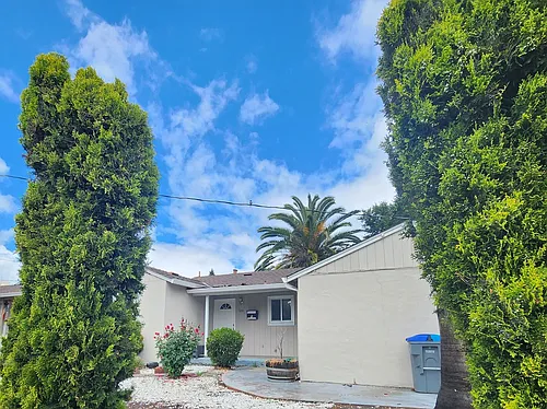 Check out this cozy 2-bedroom, 1-bathroom apartment located in the heart of Mountain View! Photo 1