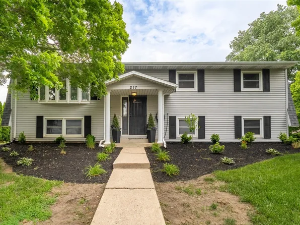 217 Indian Creek Dr, Pekin, IL 61554