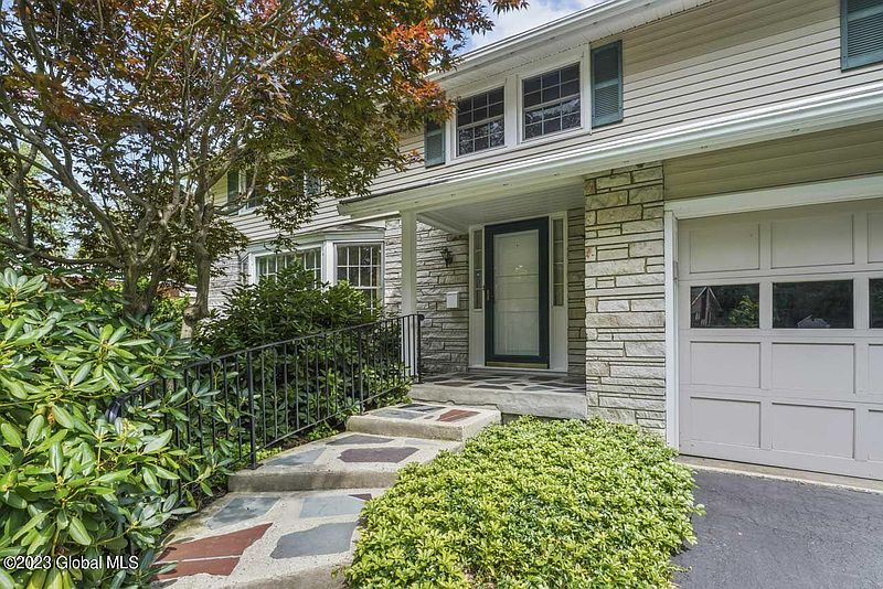 3rd image of 904 Heather Lane