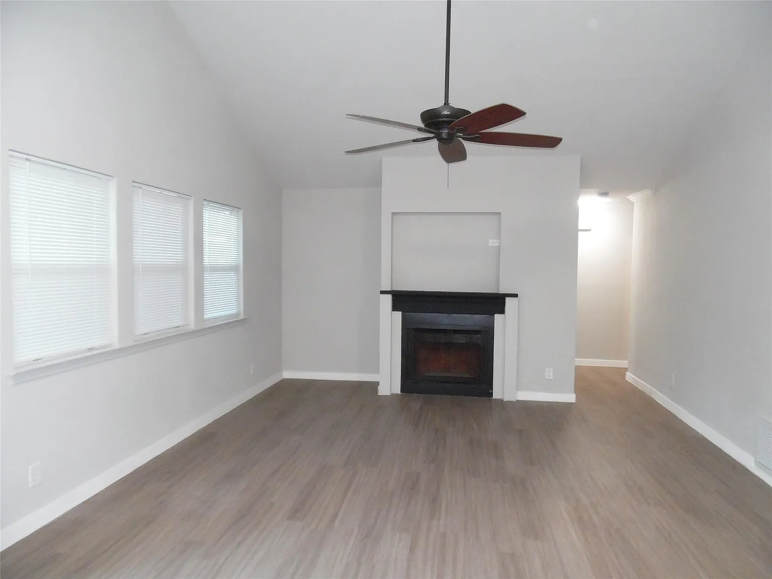 3 bed, 1.0 bath, 860 sqft, $1,695 — Photo 3