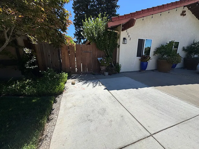 1382 Estates Dr — Photo 1