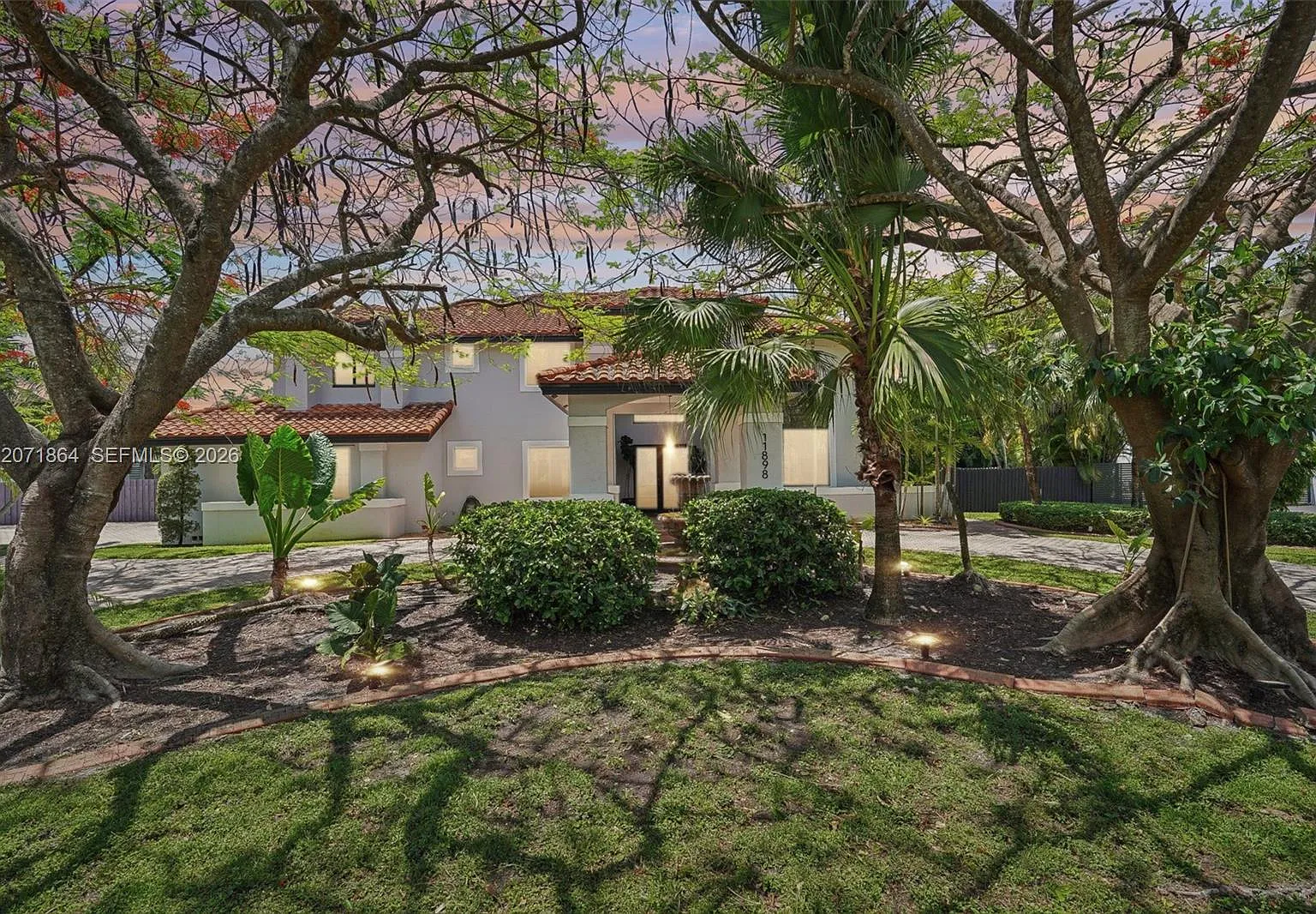 Poinciana Gardens — Photo 1