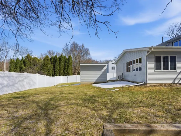 987 County Road C2 W #1, Saint Paul, MN 55113