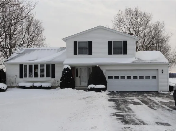 7160 Ellicott Rd, Lockport, NY 14094