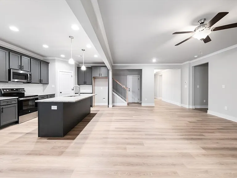 202 Railroad St — Photo 6