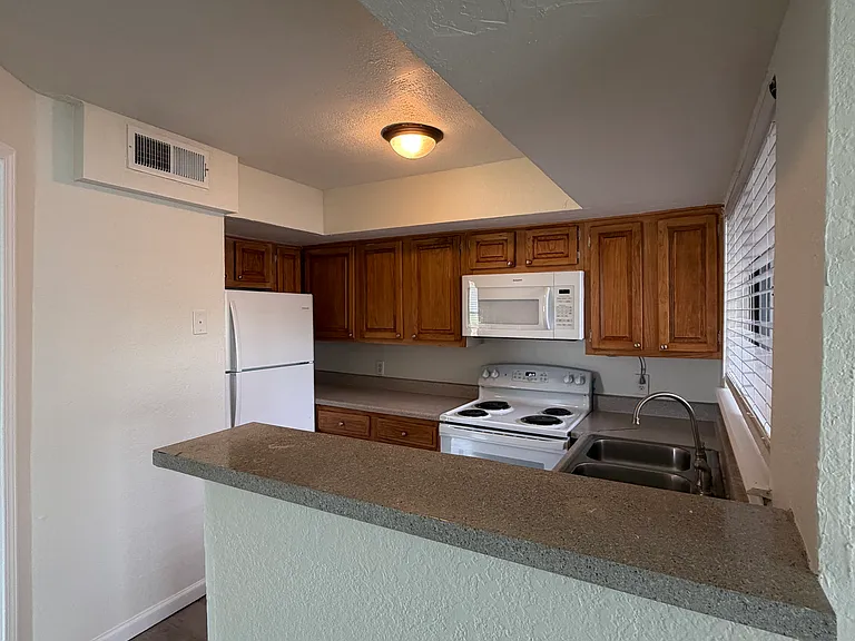 11520 N May Ave #206 — Photo 4