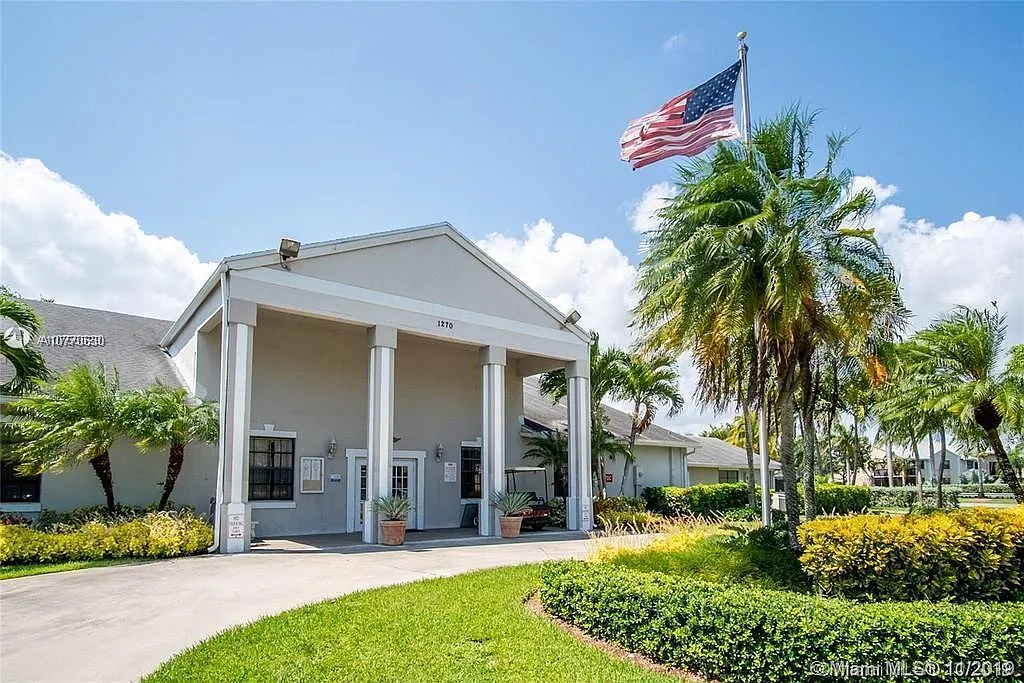 2 bed, 1.5 bath, 863 sqft, $1,700 — Photo 1