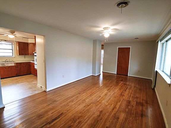 3rd image of 6707 Stonecrest Dr