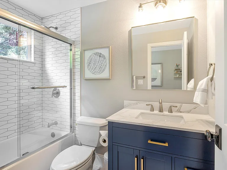 Downstairs ensuite bathroom