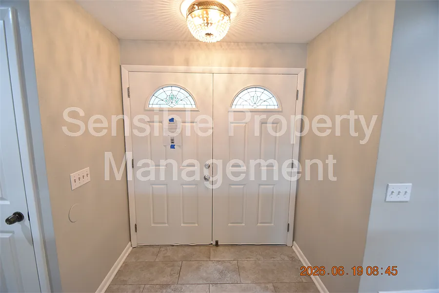 3 bed, 2461 sqft, $3,295 — Photo 2
