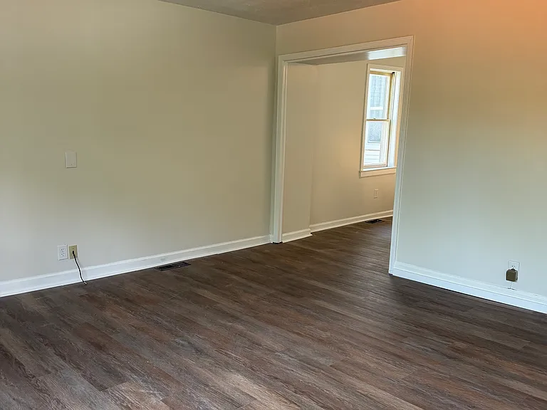 111 S Charlton St — Photo 4