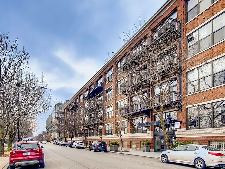 1040 W Adams St #218 — Photo 1