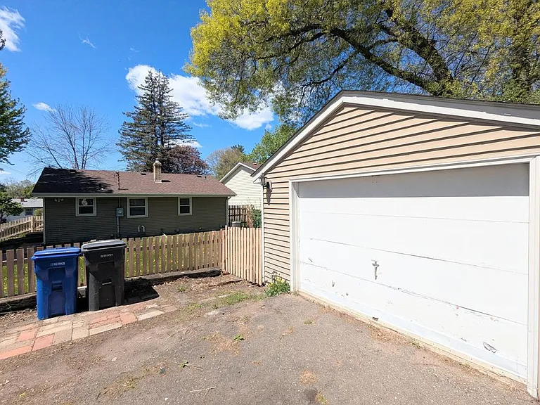 1326 Clarence St — Photo 11
