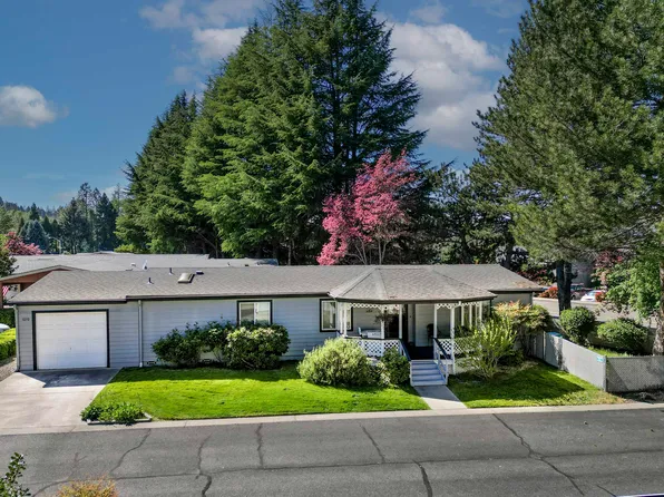 1010 Hemlock Ln, Grants Pass, OR 97527
