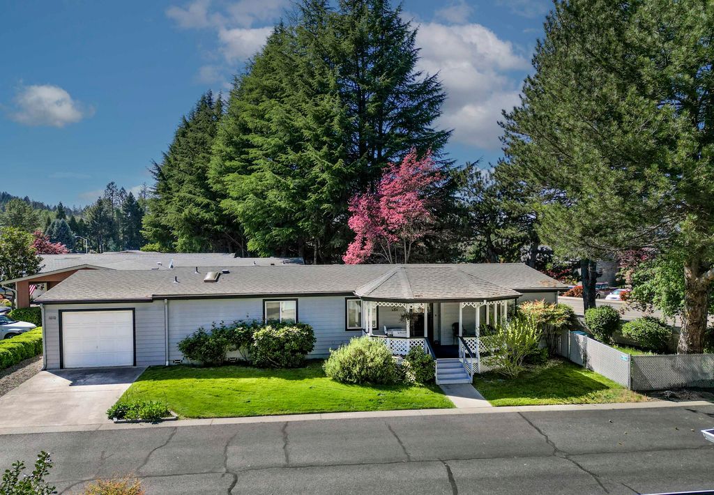 1010 Hemlock Ln, Grants Pass, OR