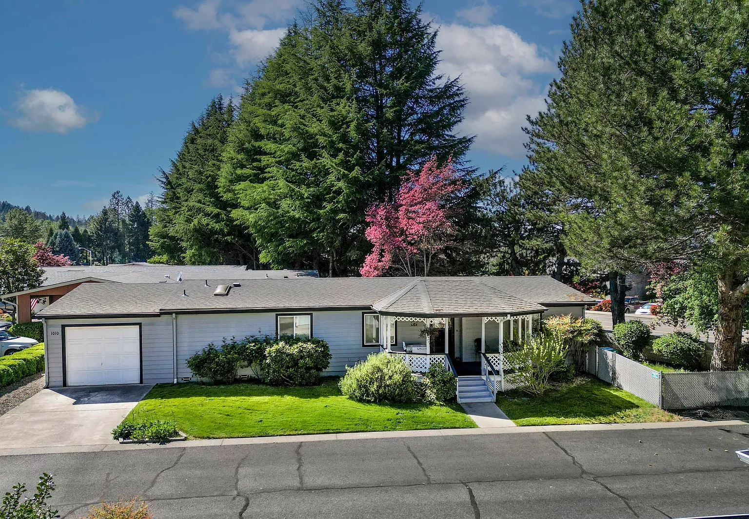 1010 Hemlock Ln photo 1