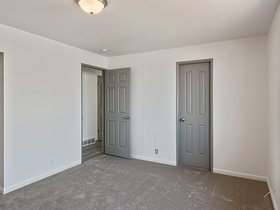 4th image of 5040 W Niagara Cir