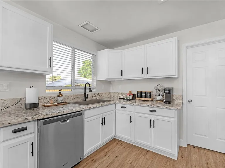 842 W Pine Ave — Photo 9