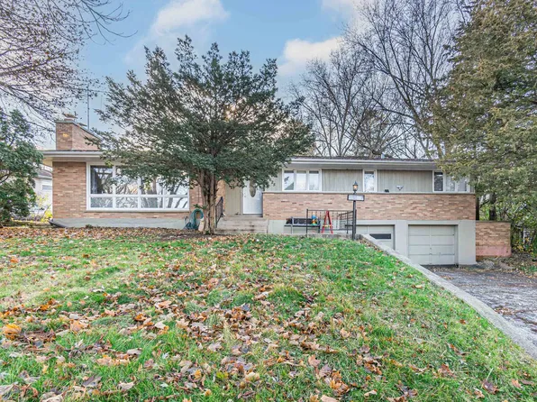 9625 W Witchie Dr, Fox River Grove, IL 60021