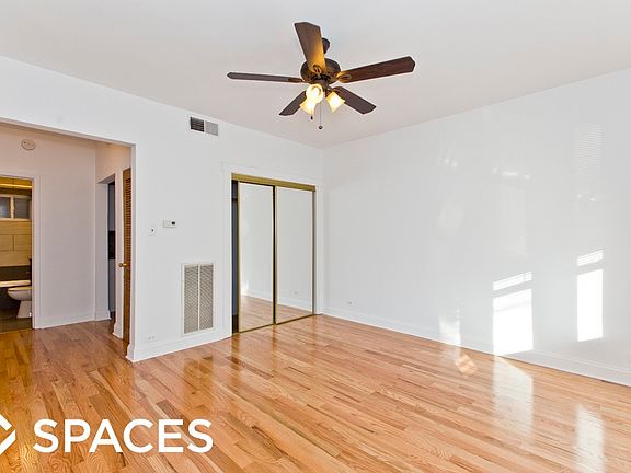 3rd image of 1634 W Montrose Ave #2E