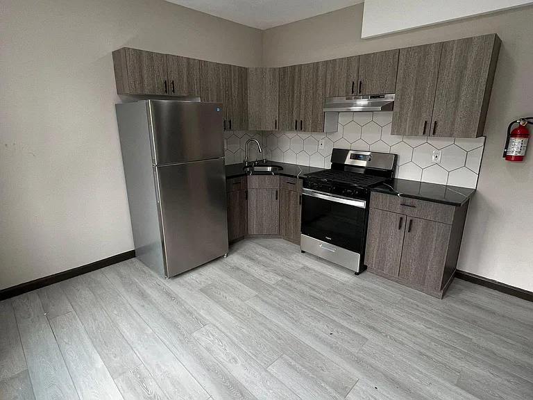 163 Elwood Ave #3B — Photo 2