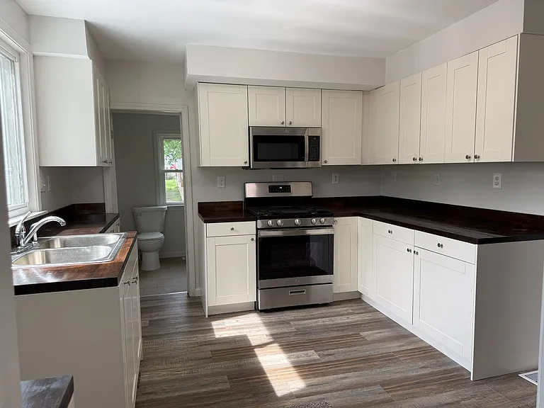 1200 Sheldon St — Photo 1