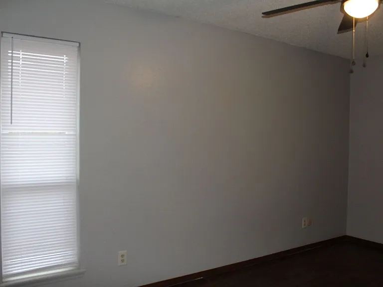 4033 Locust Dr — Photo 2