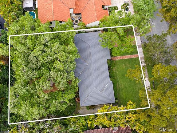 5th image of 1032 Catalonia Ave