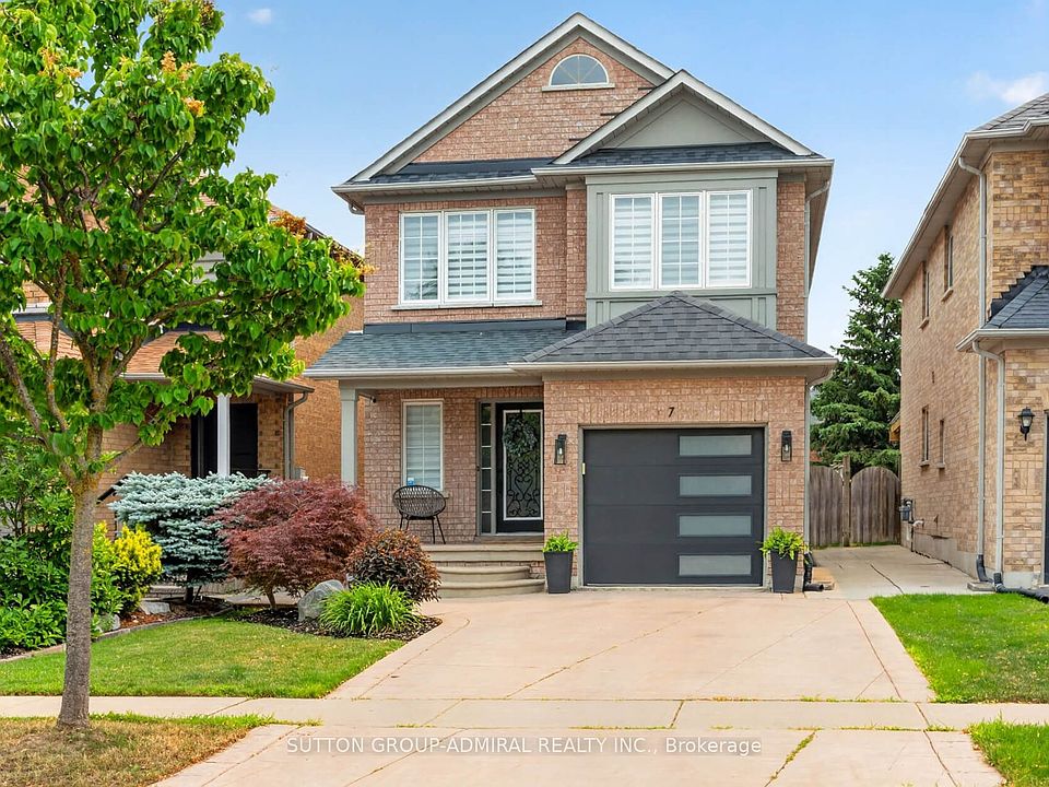 1st image of 7 Emily Carr Cres