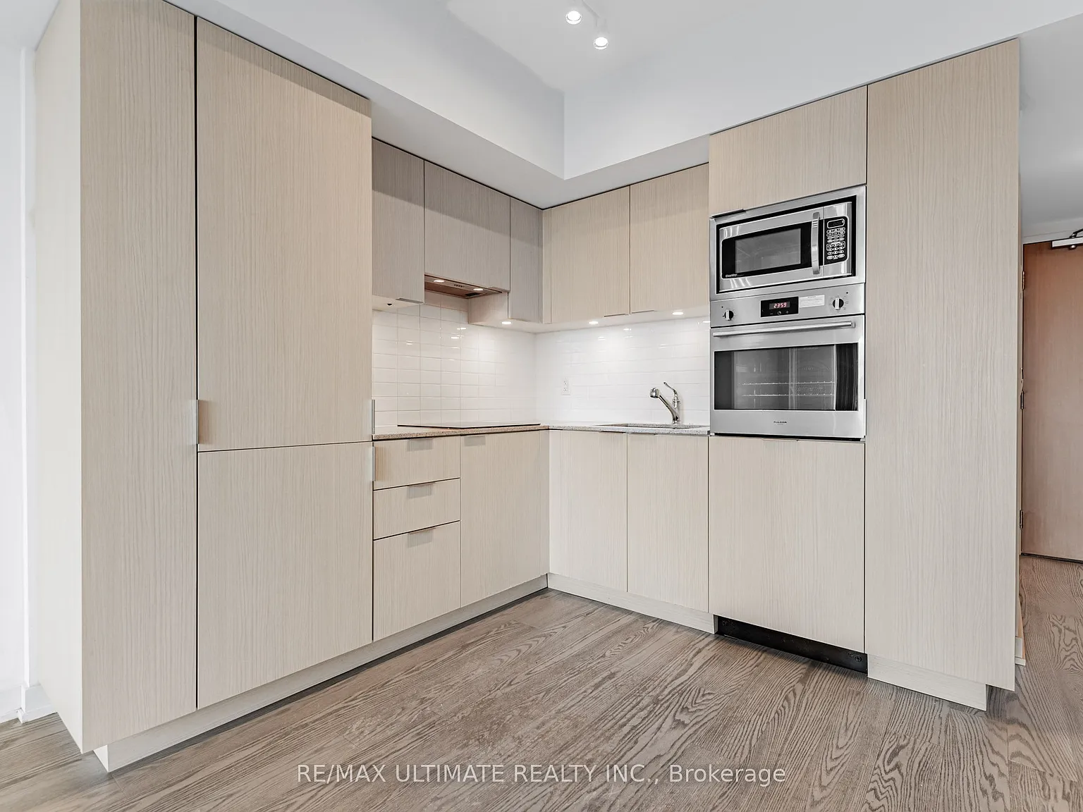 Wellesley on the Park Condos — Photo 3