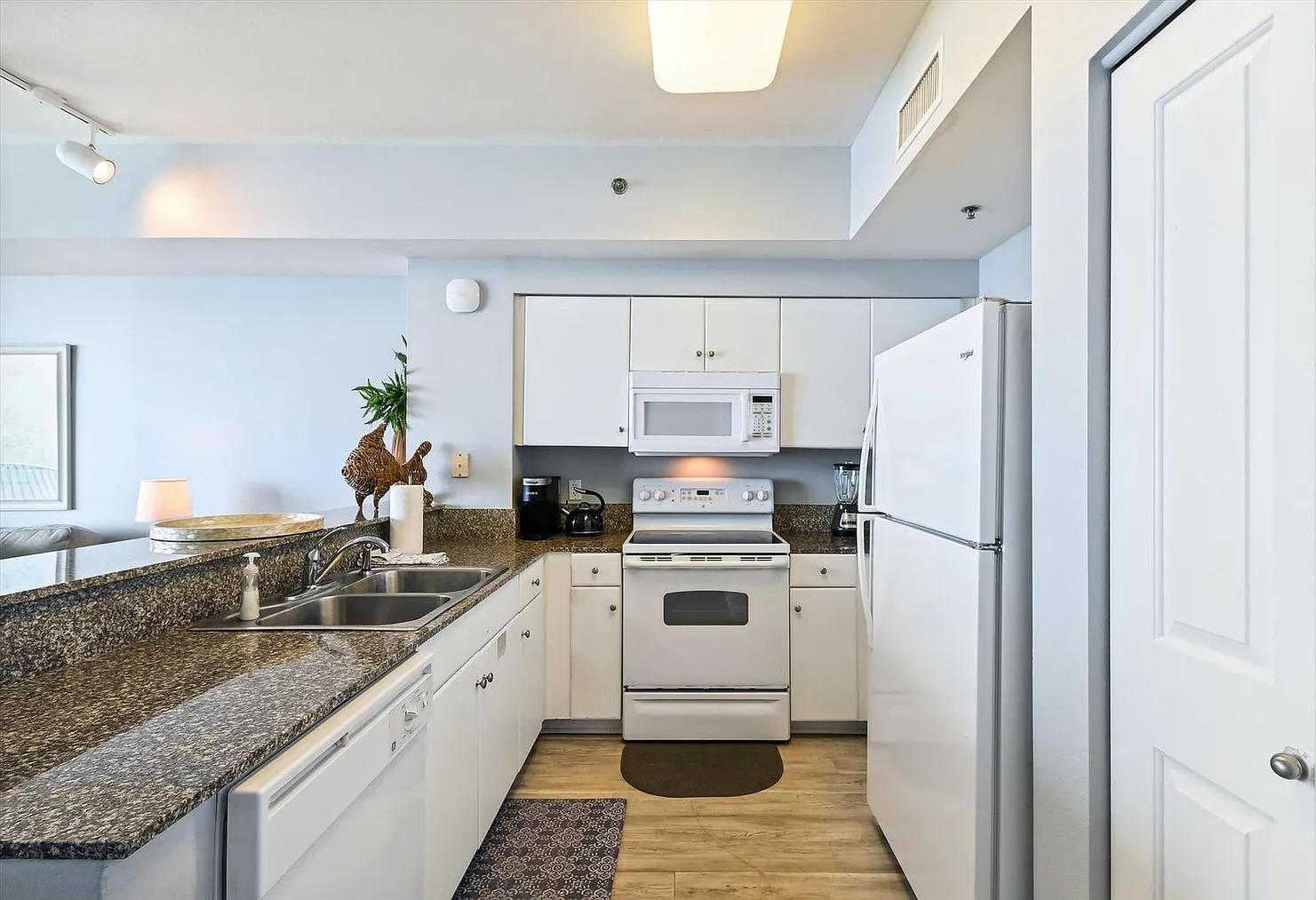 1 bed, 2.0 bath, 904 sqft, $3,062 — Photo 4