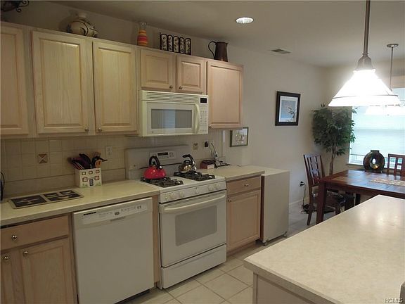 5th image of 5 Underhill Dr
