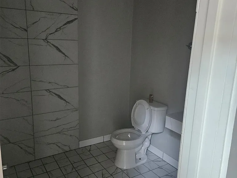 735 W 10th St #C — Photo 4
