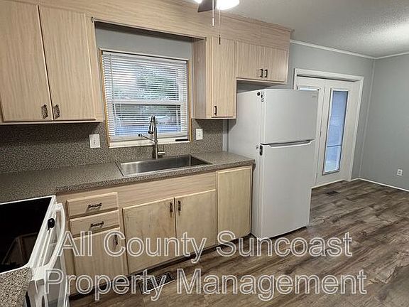 3rd image of 208 NE Rowena St