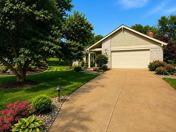 3rd image of 944 Ridgetree Ln