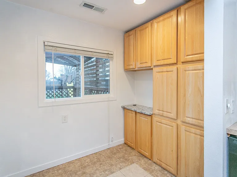 724 S Margaret St — Photo 6