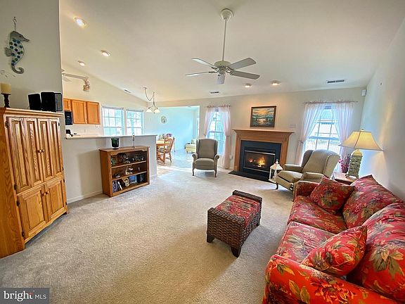 2nd image of 6 Applewood Ln